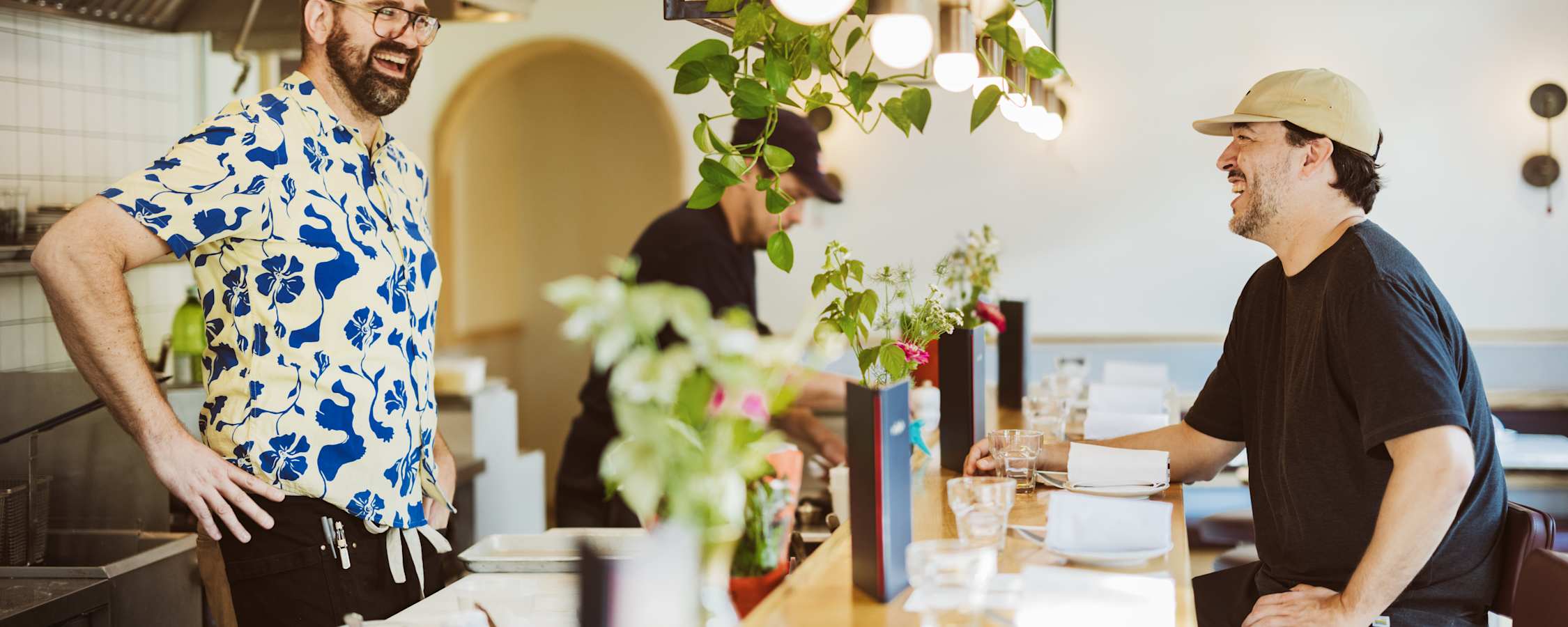 Battuto et restaurant, avec un membre de l'équipe, en été, dans le quartier Saint-Roch