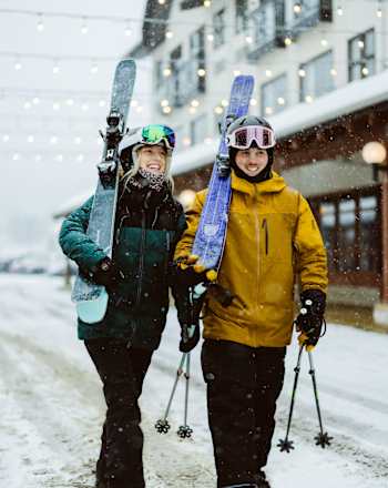 2 personnes avec skis