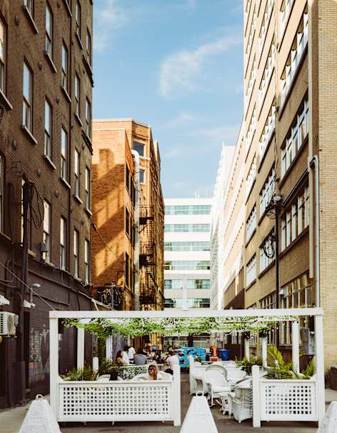 Terrasse blanche à travers les bâtiments 