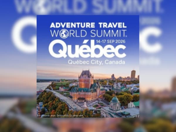 Une image promotionnelle pour le Sommet mondial du voyage d'aventure à Québec est centrée sur un fond bleu flou reprenant le même texte.