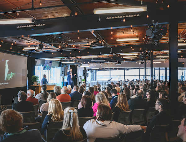 Spectateurs dans une salle de congrès