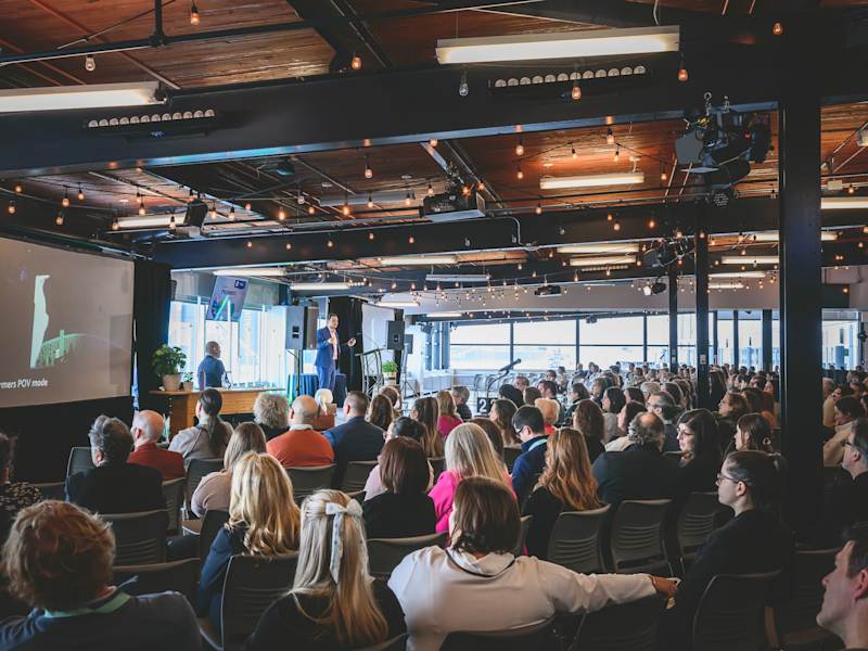 Spectateurs dans une salle de congrès