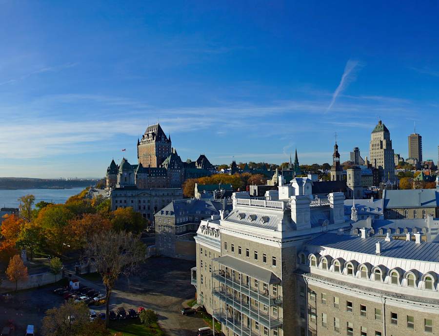 Fairmont Le Château Frontenac domine le Vieux-Québec en automne, surplombant le fleuve Saint-Laurent et la ville basse