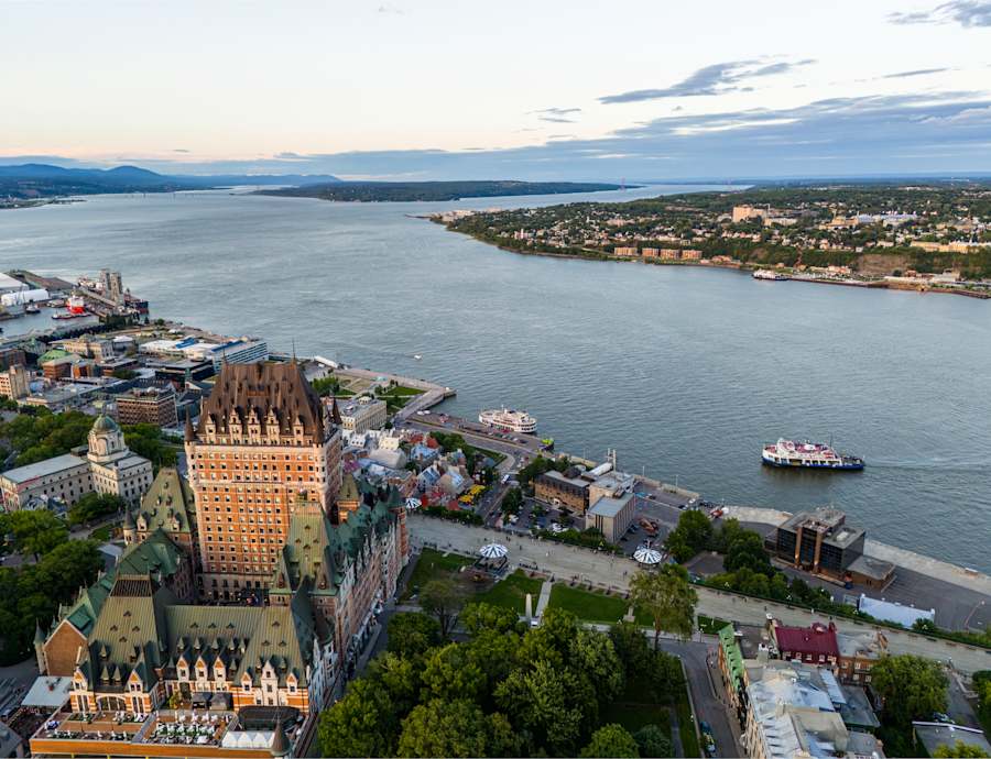 Vue aérienne du Fairmont Le Château Frontenac au Vieux-Québec avec le Fleuve Saint-Laurent et la ville de Lévis en arrière-plan