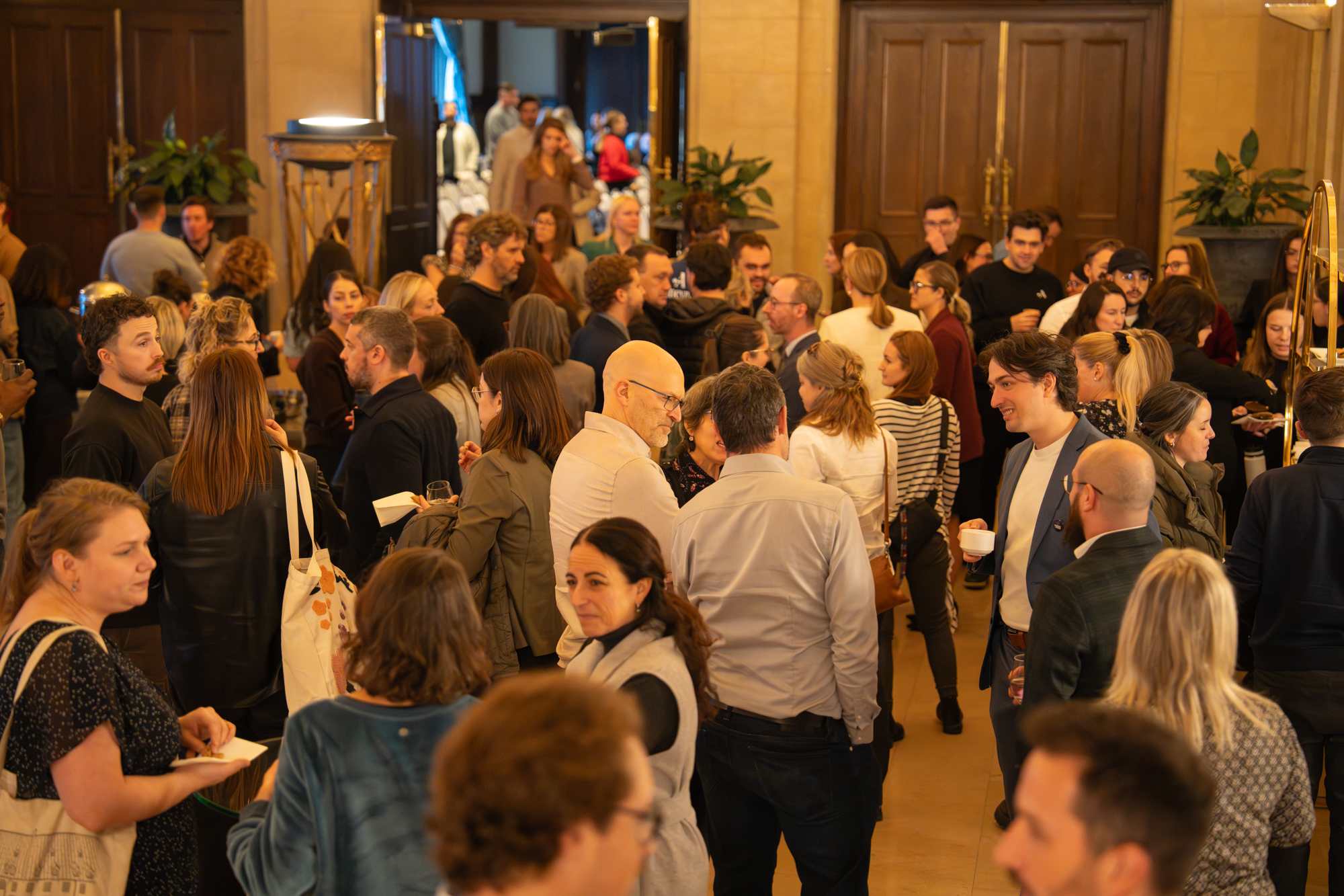 Participants à une rencontre en pause